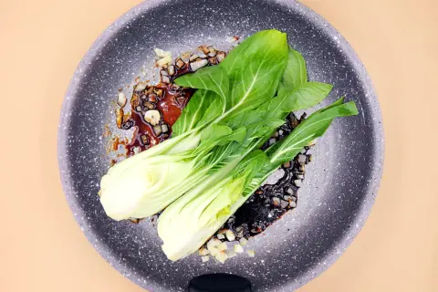 Smażony pak choi z czosnkiem i sosem. Proste i pyszne przepisy na pak choi.