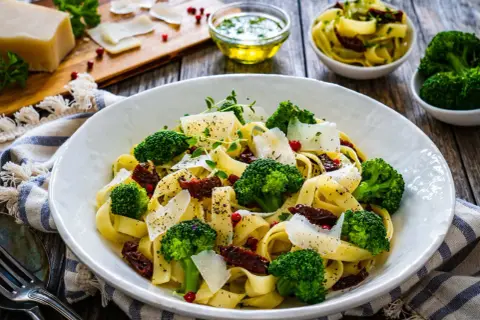 Pyszne dania z brokułem: tagliatelle z zielonymi różyczkami, suszonymi pomidorami i parmezanem.