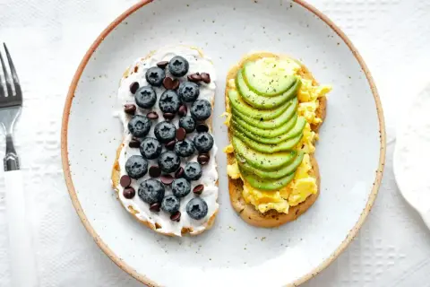 Szybkie śniadanie w 5 minut: tost z kremowym serkiem, borówkami i czekoladą oraz tost z jajecznicą i awokado.