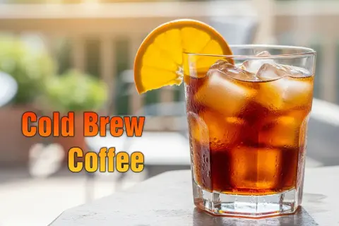 Orzeźwiający cold brew z plasterkiem pomarańczy, idealny na upalny dzień.