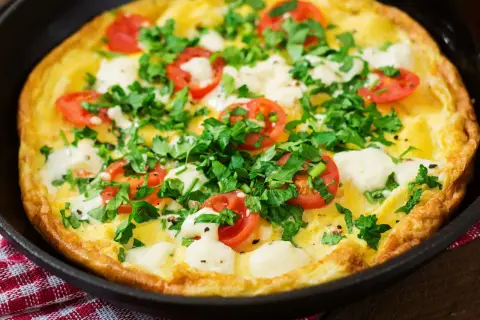 Pyszna frittata z pomidorami i serem, idealna na szybką kolację w 5 minut.