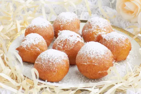 Pączki z serka homogenizowanego przepis: pyszne, puszyste kuleczki posypane cukrem pudrem, idealne na deser.
