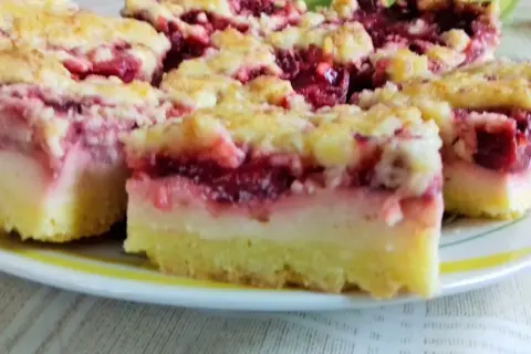 Pyszne ciasto z budyniem i wiśniami, posypane kruszonką. Idealne na deser.