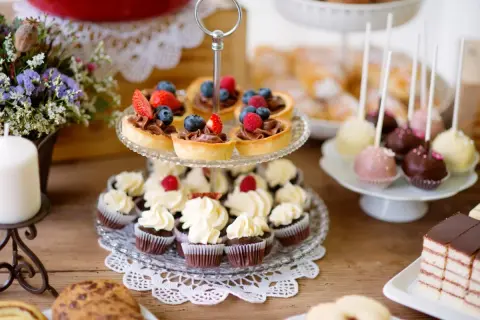 Słodkie przekąski na imprezę: babeczki, tartaletki z owocami, cake pops i ciasto.