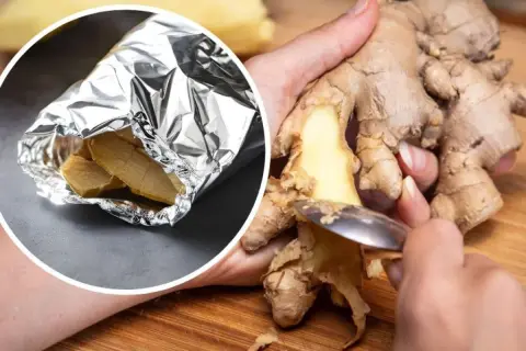 Pokazano, jak przechowywać imbir: świeży korzeń obierany łyżeczką i pokrojone kawałki zawinięte w folię aluminiową.