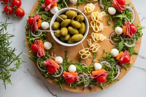 Kolorowe szaszłyki z mozzarellą, salami, pomidorkami i warzywami – idealne lekkostrawne przekąski na imprezę.