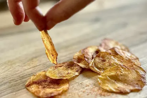 Chrupiące chipsy z batata, doprawione, gotowe do schrupania.
