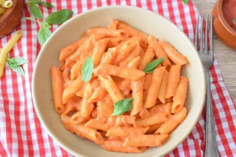 Penne w kremowym sosie pomidorowym, idealne do przygotowania według prostego makaron włoski przepis.