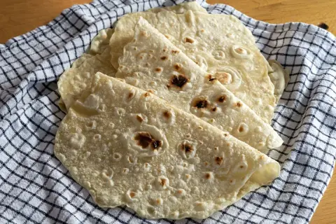 Świeżo upieczone tortille, idealne do wrapów. Dowiedz się, jak zrobić tortille w domu!