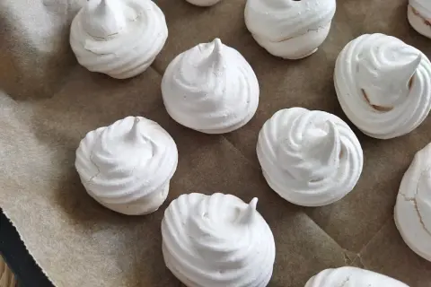 Gotowe do pieczenia bezy, idealne na deser. Prosty beza przepis, który każdy może wykonać.