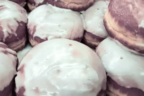 Pączki z lukrem ze zwykłego cukru, gotowe do jedzenia.