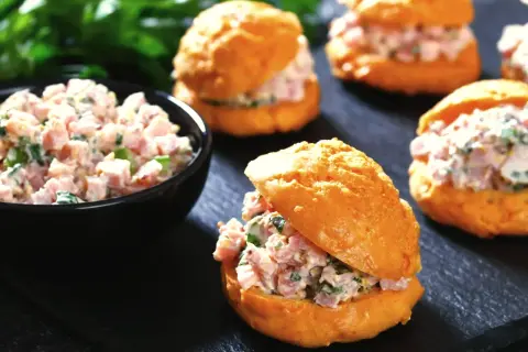 Pyszne, małe kanapki do pracy z pastą jajeczną i szynką, idealne na szybki lunch.