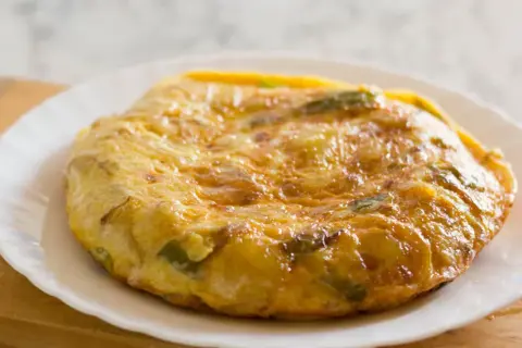 Złocista tortilla z ziemniakami i papryką, idealna na śniadanie bez pieczywa.