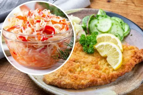 Idealna surówka do gołąbków to ta z kapusty z marchewką i papryką. Na talerzu kotlet schabowy z ziemniakami i ogórkiem.