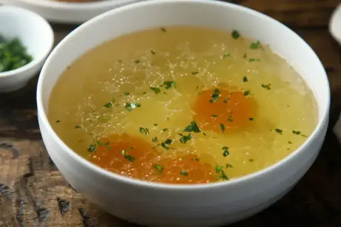 Aromaticzny rosół z marchewką i natką pietruszki. Idealny przepis, jak zrobić rosół, który rozgrzeje serce.