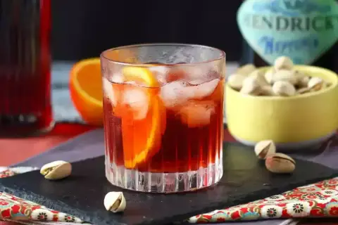 Klasyczny Negroni z pomarańczą i lodem, idealny do delektowania się. Poznaj nasz negroni przepis!