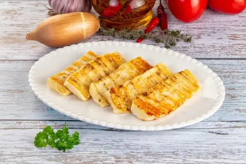 Grillowany ser halloumi na talerzu, idealny jako dodatek do sałatek, warzyw z grilla lub jako samodzielna przekąska.