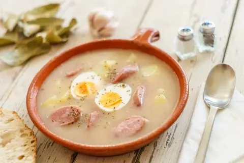 Żurek z jajkiem i kiełbasą, z dodatkiem majeranku i czosnku. Idealne przyprawy do żurku podkreślają jego smak.