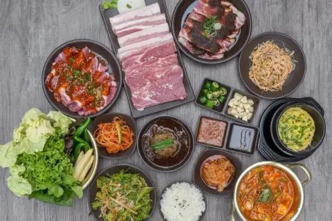 Bogactwo smaków kuchni koreańskiej: surowe i marynowane mięso, kimchi, sałatki, ryż i zupy.