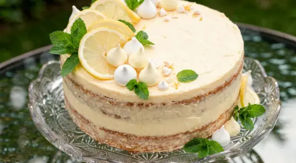 Cytrynowy tort z bezą i miętą, idealny przepis na tort urodzinowy.