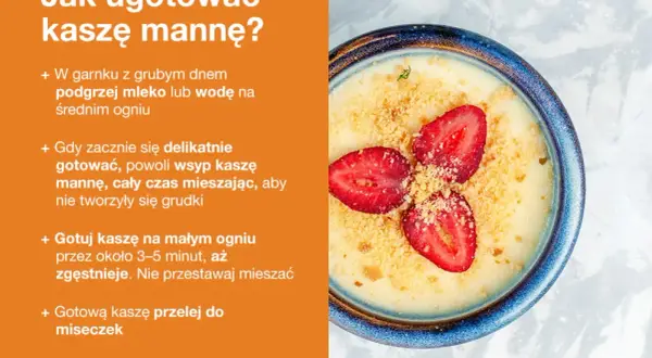 Kaszka manna na mleku, ozdobiona truskawkami i kruszonką. Przepis podpowiada, jak uzyskać idealne proporcje i gładką konsystencję.