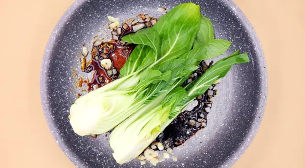 Smażony pak choi z czosnkiem i sosem. Proste i pyszne przepisy na pak choi.