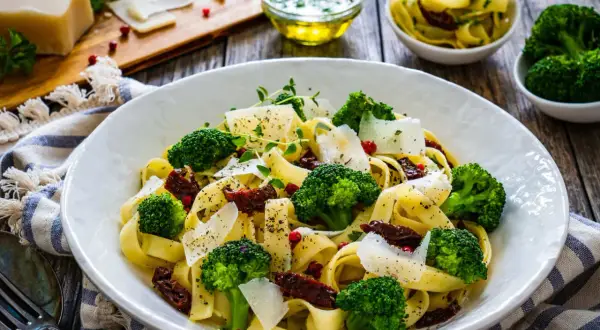 Pyszne dania z brokułem: tagliatelle z zielonymi różyczkami, suszonymi pomidorami i parmezanem.