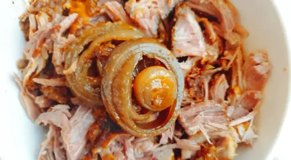 Miseczka z pysznym, szarpanym pulled pork, ozdobiona karmelizowaną cebulką. Idealne do kanapek i burgerów.