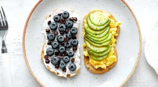Szybkie śniadanie w 5 minut: tost z kremowym serkiem, borówkami i czekoladą oraz tost z jajecznicą i awokado.