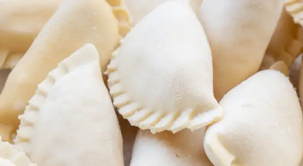 Zamrożone pierogi, gotowe do przechowania. Dowiedz się, jak zamrozić ugotowane pierogi, by cieszyć się nimi później.
