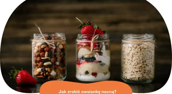 Słoiki z bakaliami, owsianką i gotową nocną owsianką z owocami. Idealne na zdrowy start dnia.