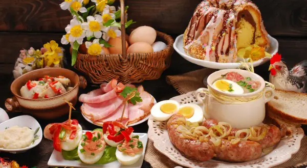 Tradycyjne dania wielkanocne: biała kiełbasa, żurek, jajka faszerowane, wędlina, babka drożdżowa i chrzan.