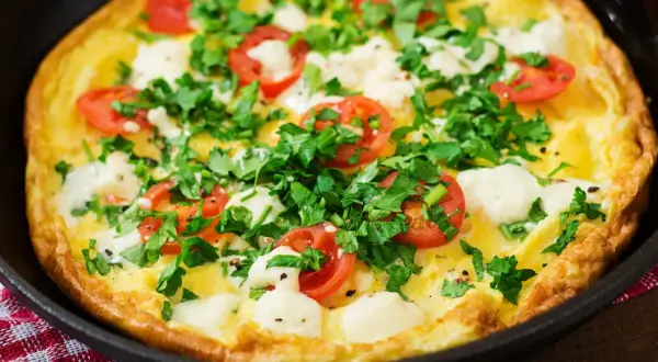 Pyszna frittata z pomidorami i serem, idealna na szybką kolację w 5 minut.