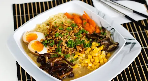 Pyszny tantanmen ramen z jajkiem, kukurydzą, marchewką i grzybami.