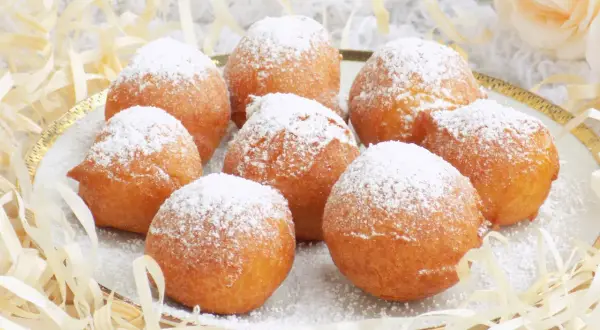 Pączki z serka homogenizowanego przepis: pyszne, puszyste kuleczki posypane cukrem pudrem, idealne na deser.