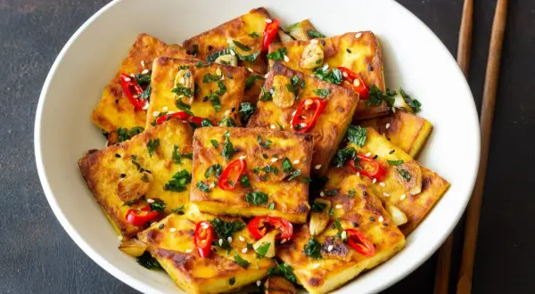 Chrupiące, złociste kostki tofu w sosie sojowym, posypane chili, sezamem i natką pietruszki. Idealne danie dla miłośników azjatyckich smaków.