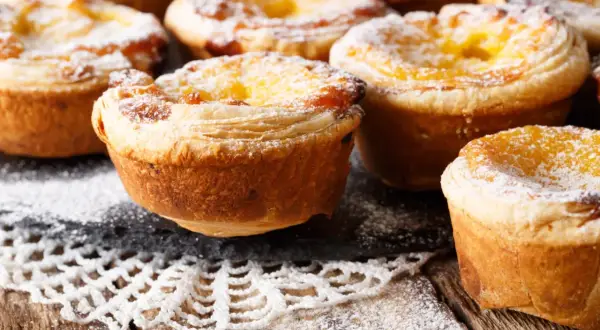 Pyszne babeczki pasteis de nata, idealne na deser. Ten przepis na pasteis de nata jest prosty i szybki.