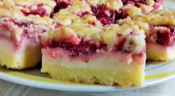 Pyszne ciasto z budyniem i wiśniami, posypane kruszonką. Idealne na deser.