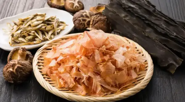 Suszone rybki, grzyby shiitake i wodorosty kombu – składniki bogate w smak umami, tworzące bazę dla wywarów.