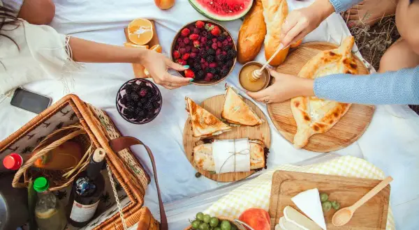 Co na piknik? Pyszne owoce, pieczywo, sery, kanapki i miód. Idealne jedzenie na wspólne chwile na łonie natury.