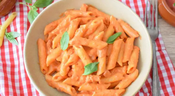 Penne w kremowym sosie pomidorowym, idealne do przygotowania według prostego makaron włoski przepis.
