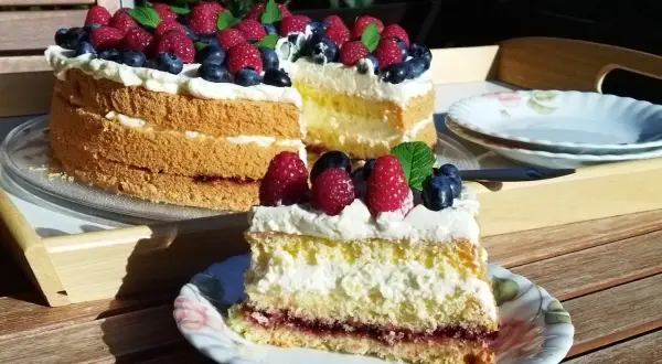 Pyszne domowe torty urodzinowe z malinami i borówkami. Przepisy na takie cuda znajdziesz w internecie!