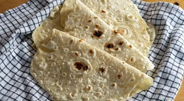 Świeżo upieczone tortille, idealne do wrapów. Dowiedz się, jak zrobić tortille w domu!