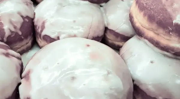 Pączki z lukrem ze zwykłego cukru, gotowe do jedzenia.