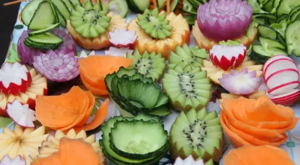 Proste dekoracje z warzyw: kwiaty z marchewki, kiwi, ogórka, rzodkiewki i cebuli.