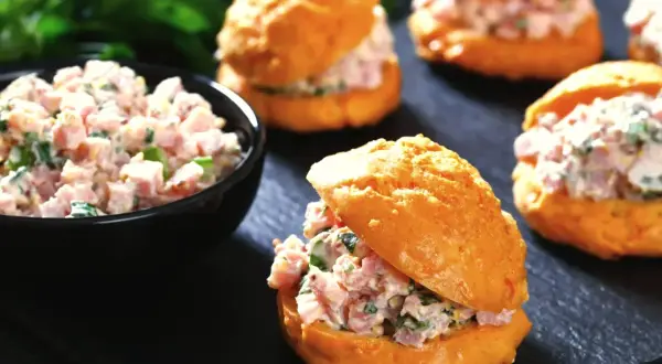 Pyszne, małe kanapki do pracy z pastą jajeczną i szynką, idealne na szybki lunch.