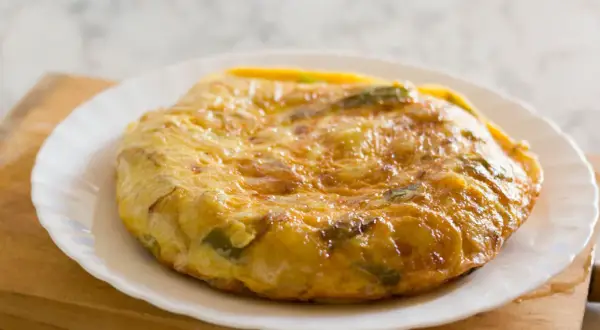 Złocista tortilla z ziemniakami i papryką, idealna na śniadanie bez pieczywa.