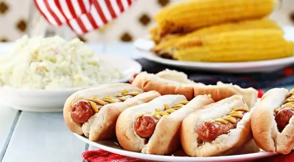 Pyszne hot dogi z musztardą, surówka coleslaw i kukurydza. Idealny przepis na letnie grillowanie!