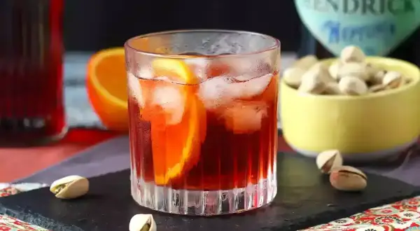 Klasyczny Negroni z pomarańczą i lodem, idealny do delektowania się. Poznaj nasz negroni przepis!