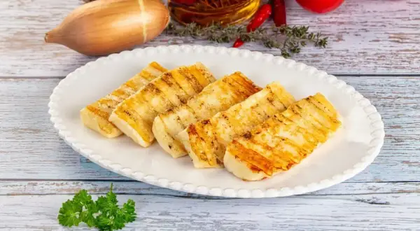 Grillowany ser halloumi na talerzu, idealny jako dodatek do sałatek, warzyw z grilla lub jako samodzielna przekąska.